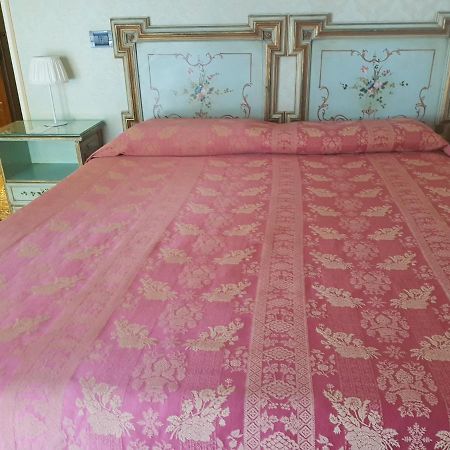 Venice Lion Residence - Vespucci Mestre Luaran gambar A bed with a bedsheet