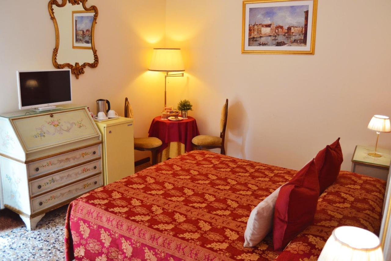 Venice Lion Residence - Vespucci Mestre Luaran gambar A room at the hotel
