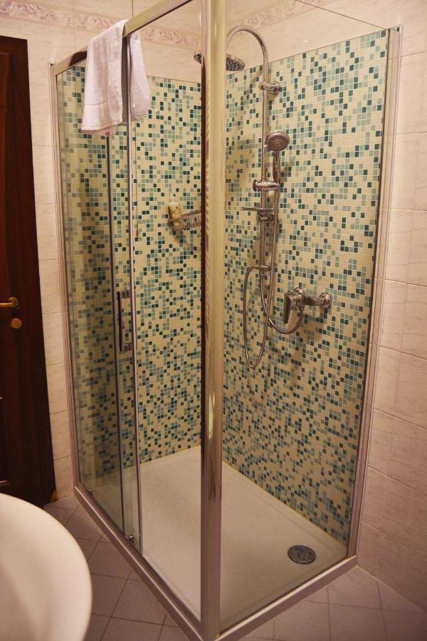 Venice Lion Residence - Vespucci Mestre Luaran gambar A shower cubicle