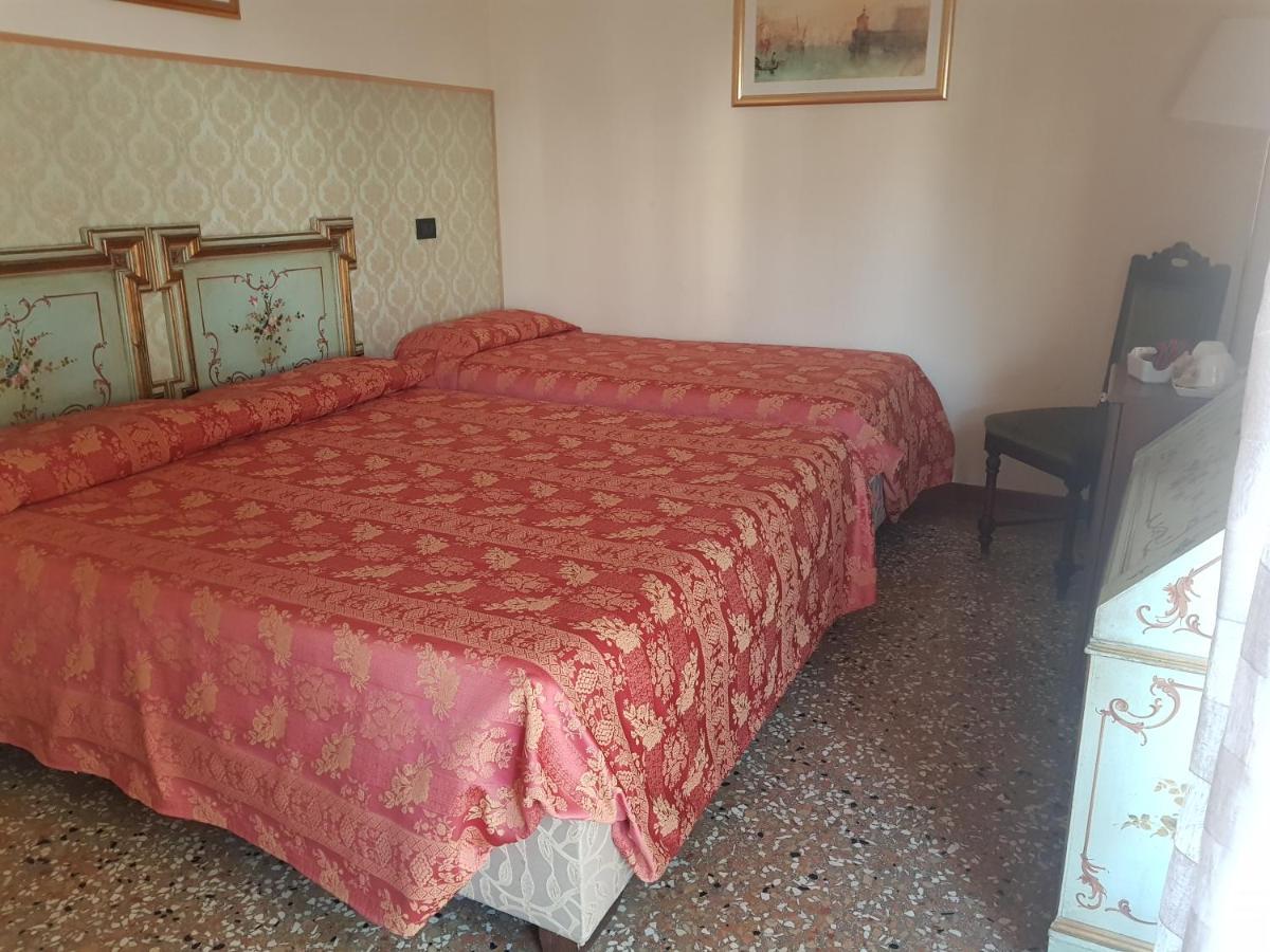 Venice Lion Residence - Vespucci Mestre Luaran gambar A room at the hotel