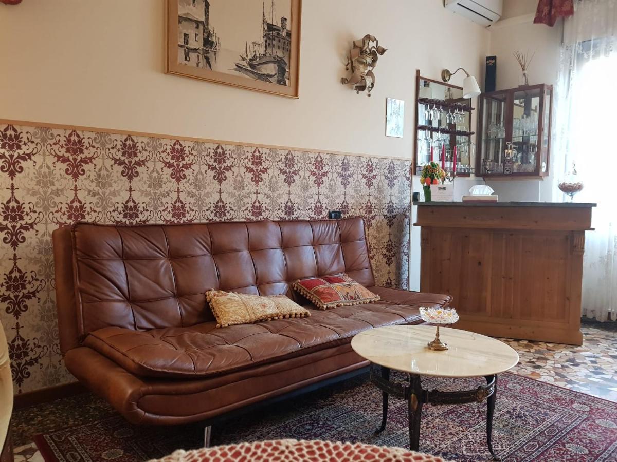 Venice Lion Residence - Vespucci Mestre Luaran gambar A typical living room in a typical house in Tunisia