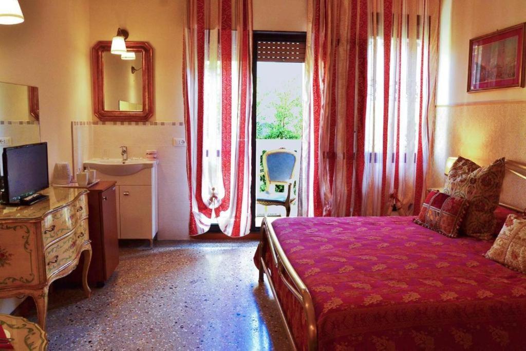 Venice Lion Residence - Vespucci Mestre Luaran gambar A room at the hotel